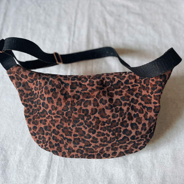 Sac banane en velours léopard XL